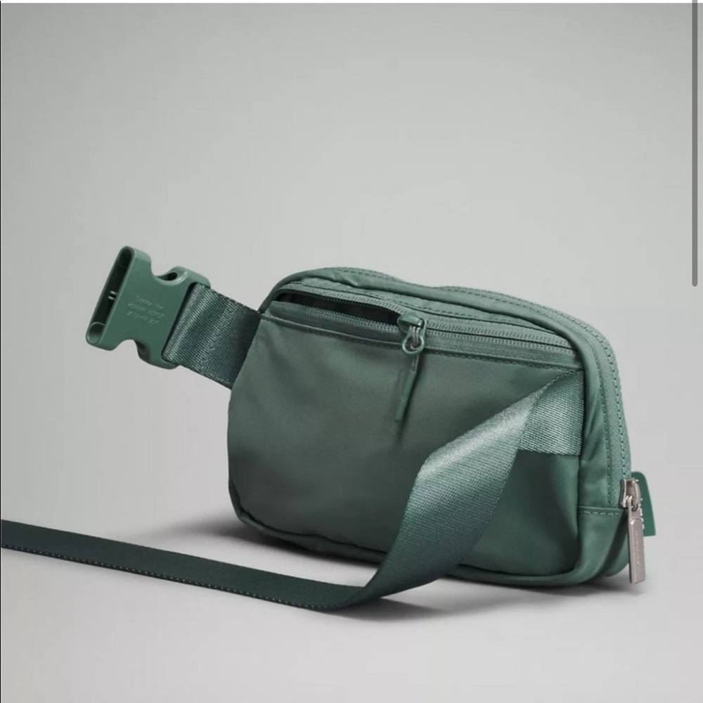 NWT Lululemon Everywhere Belt Bag Tidewater Teal - Picture 3 of 9